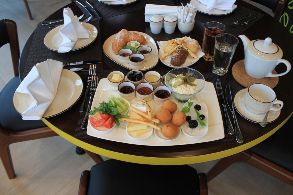 Maqan Hotel Almaty Esterno foto