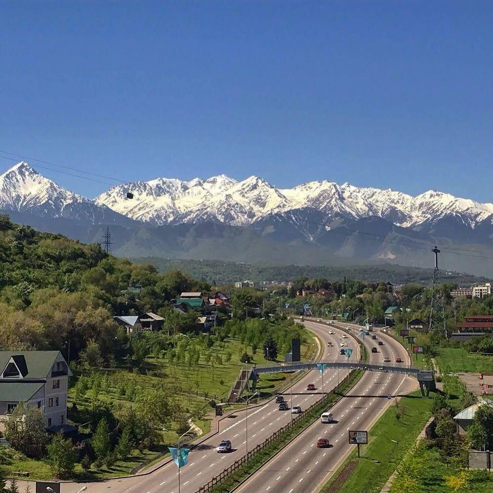 Maqan Hotel Almaty Esterno foto